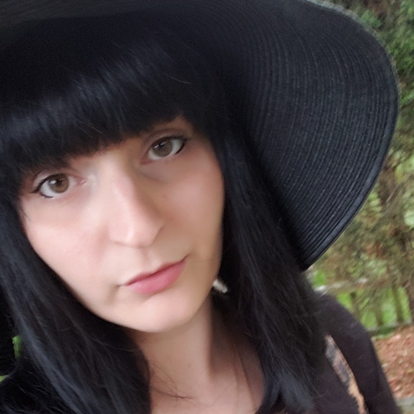 Meet your Posher, Lauren - Picture 3 of 8